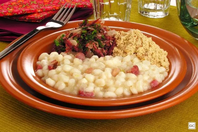 Canjica com carne-seca | Foto: Guia da Cozinha cuscuz