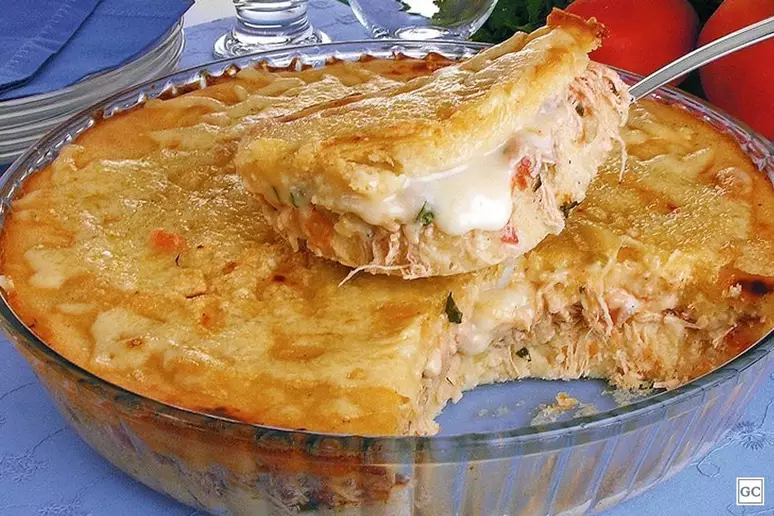 Torta de Mandioca com Frango e Requeijão Cremoso