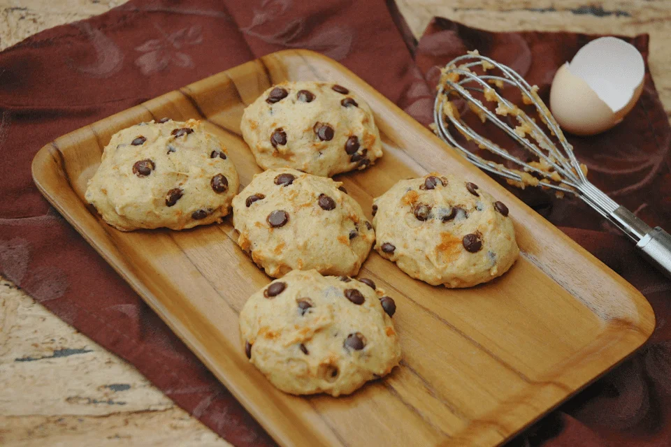 Cookies de Chocolate Branco com Gotas de Chocolate Meio Amargo