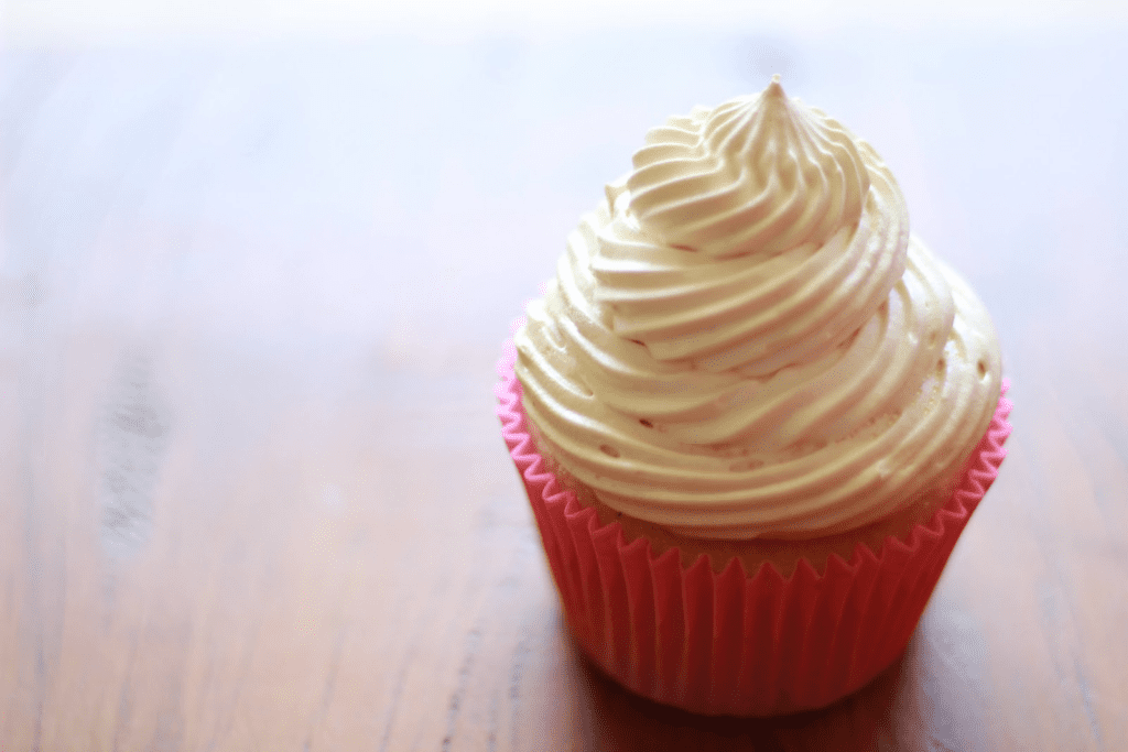 Cupcake de Morango com Cobertura de Chocolate Branco