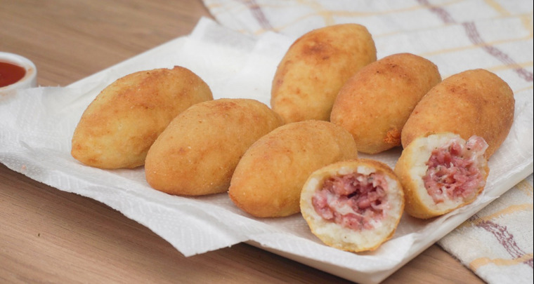 Bolinho de Linguiça com Queijo