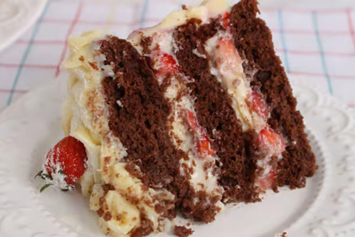 Bolo de Chocolate Recheado com Morango