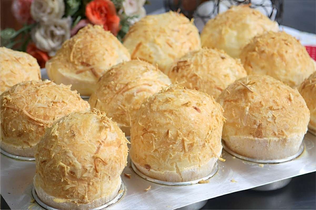 Pão de queijo de liquidificador com casquinha de parmesão